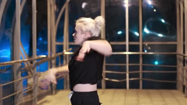 Retrato Mulher Muito Jovem Realizando Dança Freestyle Contemporânea Noite Cruzamento — Vídeo de Stock