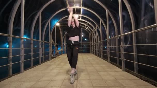 Κομψή Νεαρή Γυναίκα Χορεύει Hip Hop Freestyle Κλοπιμαία Νύχτα Εναέρια — Αρχείο Βίντεο