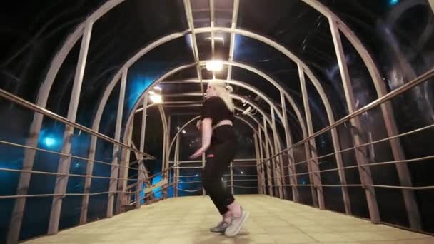 Neşeli Genç Bayan Hip Hop Dansı Yapıyor Geceleri Serbest Stil — Stok video