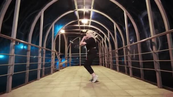 Vrolijke Jonge Vrouw Dansend Hip Hop Freestyle Nachts Overhead Voetgangers — Stockvideo