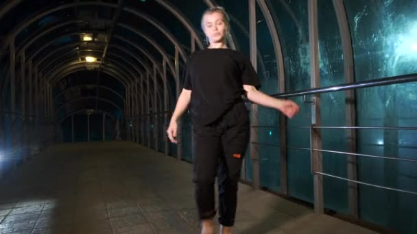 Schöne Junge Tänzerin Führt Zeitgenössischen Freestyle Tanz Der Nacht Fußgängerüberweg — Stockvideo