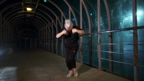 Vacker Ung Dansare Utför Modern Freestyle Dans Natten Overhead Fotgängare — Stockvideo