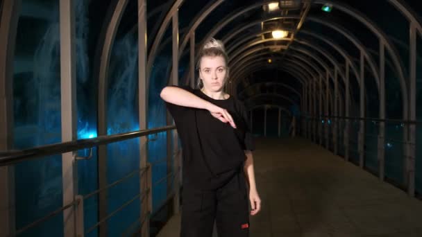 Ung Kvinna Dansar Modern Ung Koreografi Natten Utomhus Professionell Hiphop — Stockvideo