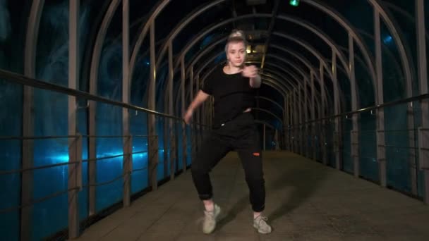 Jovem Alegre Dançando Hip Hop Freestyle Swag Noite Cruzamento Pedestre — Vídeo de Stock