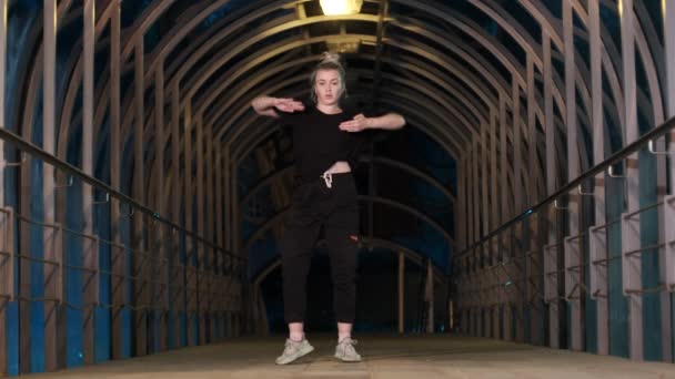 スタイリッシュな若い女性は 屋外で夜にヒップホップ ストリートダンスを踊る 青年サブカルチャー — ストック動画