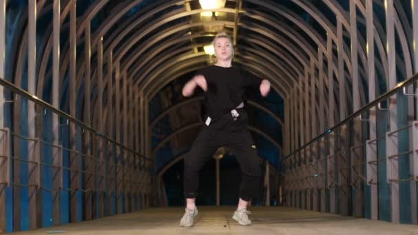 Junge Energische Frau Tanzt Nachts Hip Hop Freestyle Oder Swag — Stockvideo