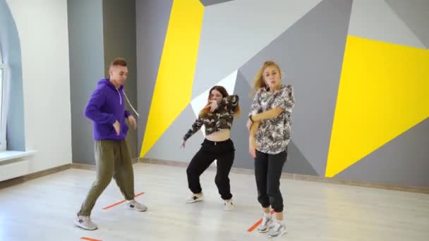 Дві Жінки Хлопець Танцюють Хіп Хоп Сучасна Танцювальна Композиція Студії — стокове відео
