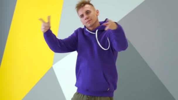 Energetikus Ember Táncol Hip Hop Modern Tánc Ingyenes Stílus Egy — Stock videók