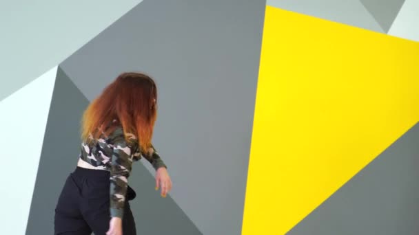 Красива Жінка Танцює Хіп Хоп Студії Перед Стіною Яскравим Геометричним — стокове відео