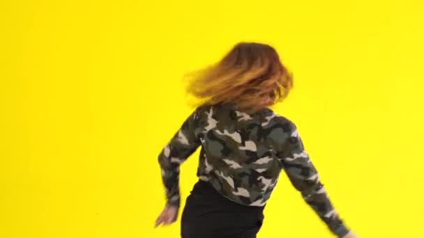 Νεαρή Γυναίκα Χορεύει Χιπ Χοπ Στο Φόντο Ενός Κίτρινου Τοίχου — Αρχείο Βίντεο