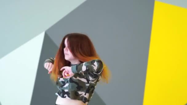 Mediana Larga Toma Joven Mujer Enérgica Bailando Hip Hop Estudio — Vídeos de Stock