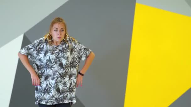 Середній Довгий Знімок Молодої Енергійної Жінки Танцює Хіп Хоп Сучасній — стокове відео