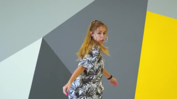 Glada Ung Kvinna Dansar Hip Hop Studion Framför Väggen Med — Stockvideo