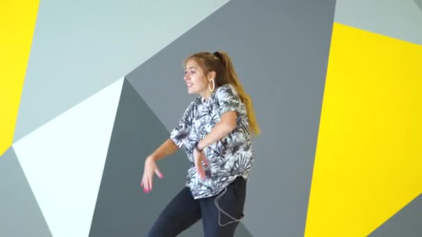 Gyönyörű Táncol Hip Hop Stúdióban Fal Előtt Világos Geometriai Mintát — Stock videók