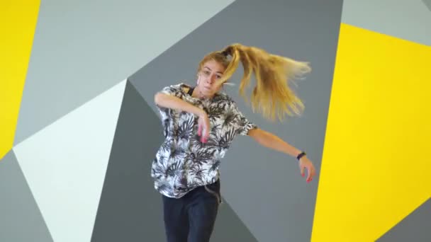 Красивая Женщина Танцует Хип Хоп Современной Танцевальной Студии Средний Выстрел — стоковое видео