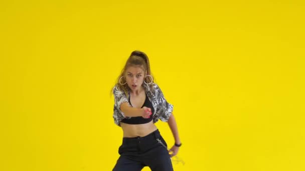 Fröhliche Junge Frau Tanzt Moderne Jugendchoreographie Kür Vor Gelbem Hintergrund — Stockvideo