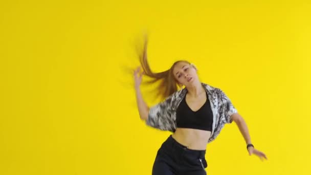 Largo Tiro Medio Joven Mujer Enérgica Bailando Hip Hop Sobre — Vídeos de Stock