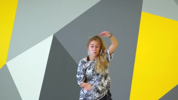 Krásná Žena Tančí Moderní Mládež Tanec Zdarma Styl Tanečním Studiu — Stock video