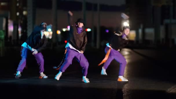 Genç Stil Sahibi Kadın Hip Hop Yapıyor Geceleri Açık Havada — Stok video