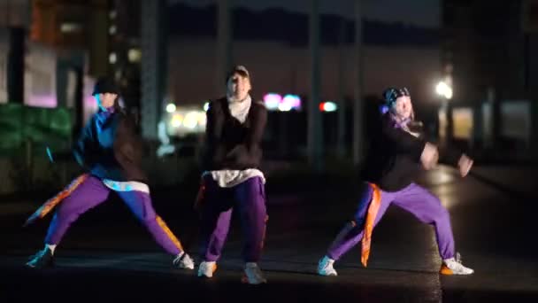 Tre Giovani Donne Energiche Che Ballano Hip Hop Freestyle Notte — Video Stock