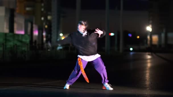 若い精力的な女性がヒップホップ フリースタイル または街の通りで夜のスワッグを踊る — ストック動画