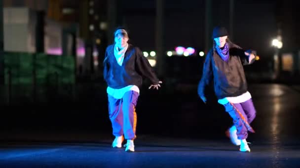 两名年轻时尚女子跳嘻哈 晚上在户外自由泳 创意青年 休闲活动和职业概念 — 图库视频影像