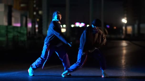 Duet Dwóch Pięknych Kobiet Tańczących Hip Hop Freestyle Ulicy Nocnego — Wideo stockowe