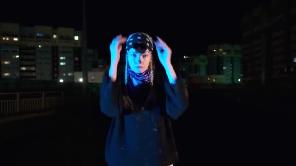 Neşeli Genç Bayan Hip Hop Yapıyor Serbest Stil Gecenin Karanlığında — Stok video