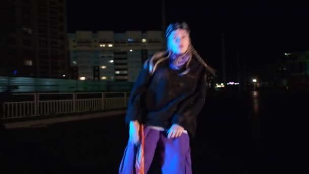 Genç Bir Kadın Geceleri Açık Havada Modern Koreografiyle Dans Ediyor — Stok video