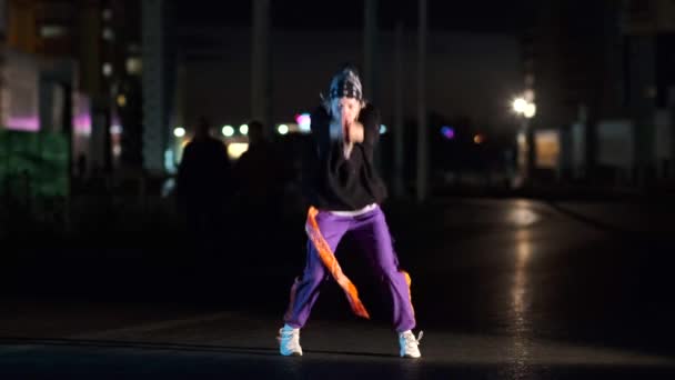 Mujer Joven Bailando Moderna Composición Danza Juvenil Noche Aire Libre — Vídeos de Stock