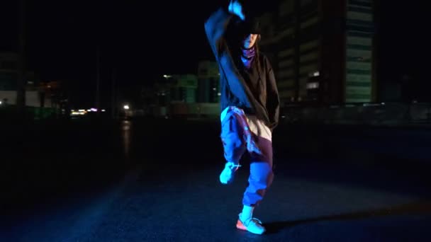 Linda Mujer Joven Bailando Hip Hop Noche Aire Libre Juventud — Vídeos de Stock