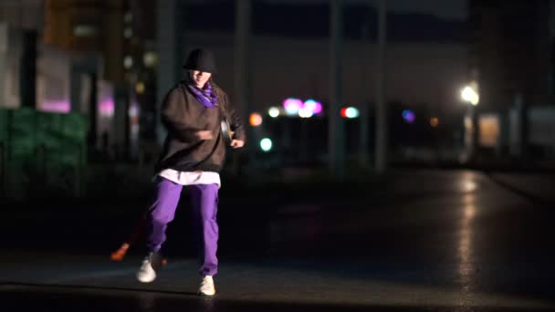 Веселая Молодая Женщина Танцует Хип Хоп Фристайл Ночью Городской Улице — стоковое видео