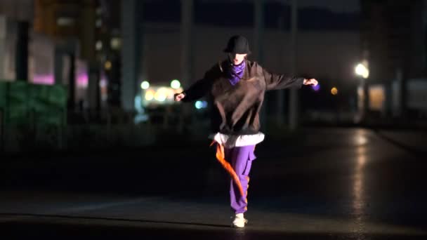 Elegante Mujer Joven Bailando Hip Hop Freestyle Swag Por Noche — Vídeos de Stock