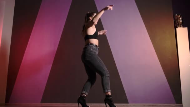 Jeune Femme Sensuelle Dansant Freestyle Swag Dans Studio Chorégraphique Mouvement — Video