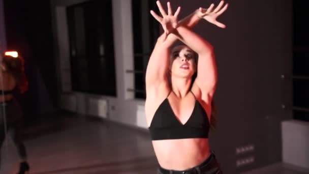 Jonge Vrouw Dansend Studio Plastisch Beweegt Kijkt Naar Camera Langzame — Stockvideo