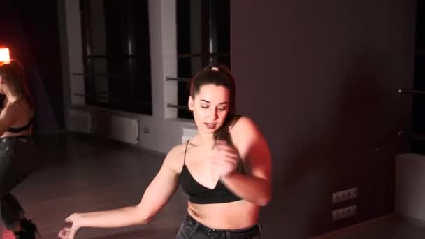 スタジオで踊る若い女性 カメラをじっくりと動き 見ている スローモーション — ストック動画