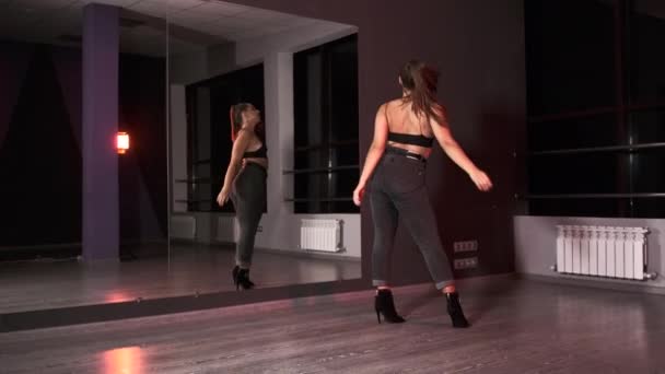 Jovem Dançando Dança Moderna Tira Plástico Estúdio Coreográfico Frente Espelho — Vídeo de Stock