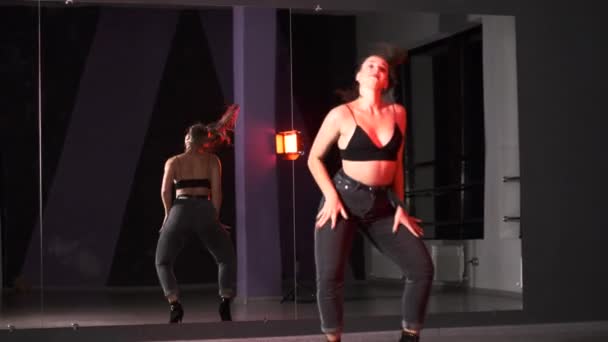 Jonge Vrouw Dansen Moderne Dans Strippen Plastic Een Choreografische Studio — Stockvideo