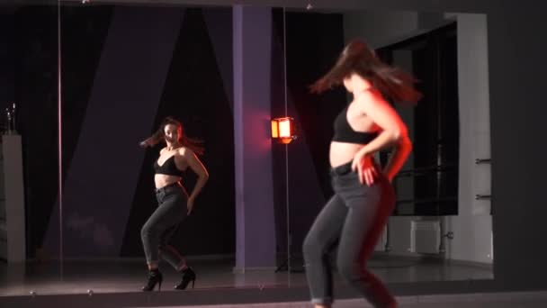 Vrolijke Jonge Vrouw Dansen Moderne Dans Met Elementen Van Mode — Stockvideo