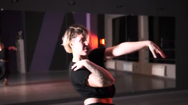 Vrolijke Jonge Vrouw Dansend Moderne Dans Met Elementen Van Mode — Stockvideo