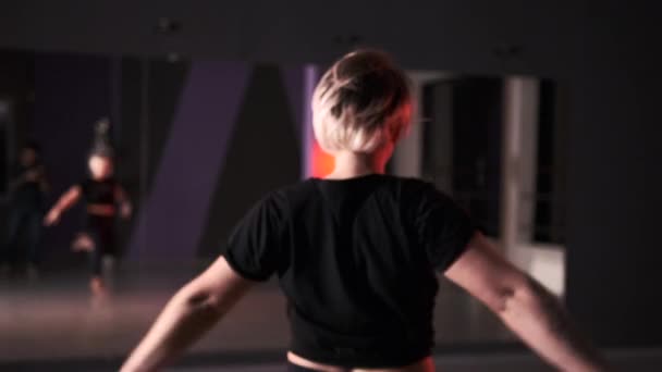 鏡の前の振付スタジオでフリースタイルやスワッグを踊る官能的な若い女性 スローモーション — ストック動画