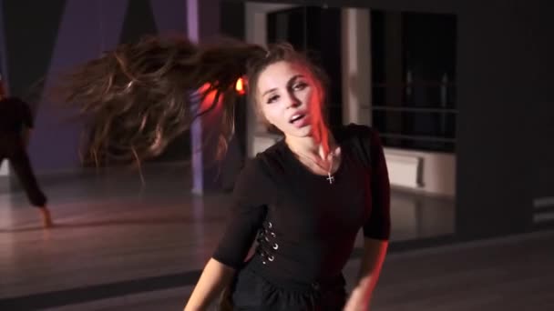 Stijlvolle Jonge Vrouw Dansend Sensuele Moderne Dans Een Studio Met — Stockvideo