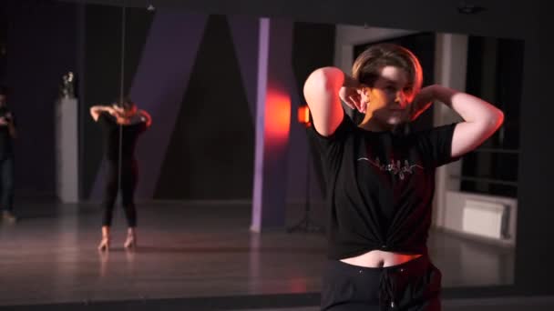 スタイリッシュな若い女性が大きな鏡でスタジオで官能的な現代舞踊を踊っています スローモーション — ストック動画