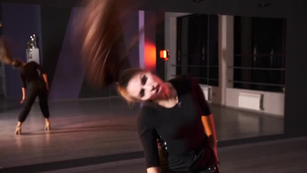 Jonge Energieke Vrouw Hoge Hakken Danst Moderne Dans Voert Plastische — Stockvideo