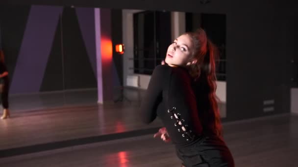 Jonge Energieke Vrouw Hoge Hakken Danst Moderne Dans Voert Plastische — Stockvideo