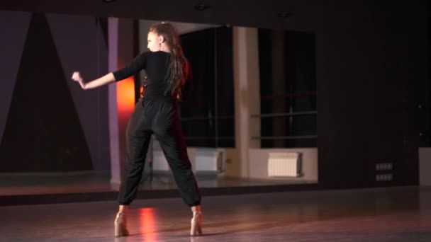 Plastic Jonge Vrouw Hoge Hakken Dansen Moderne Dans Freestyle Een — Stockvideo