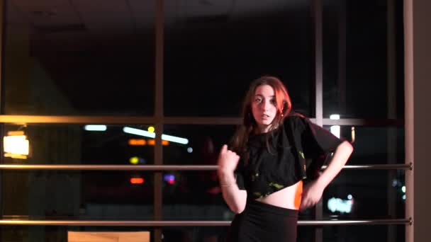 Mulher Bonita Gogo Dançarina Dançando Coreografia Moderna Jovem Estúdio Dança — Vídeo de Stock