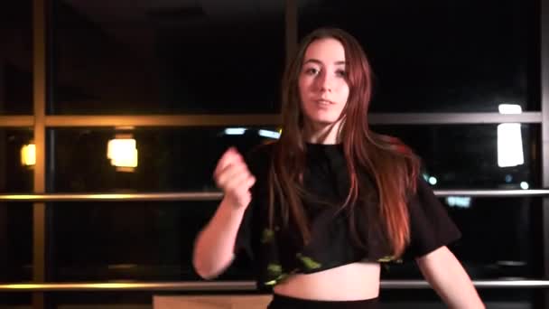 Tiro Médio Longo Uma Jovem Mulher Plástico Dançando Dança Estilo — Vídeo de Stock