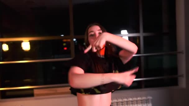 Μέτριο Πλάνο Μιας Νεαρής Πλαστικής Γυναίκας Που Χορεύει Σύγχρονο Ελεύθερο — Αρχείο Βίντεο