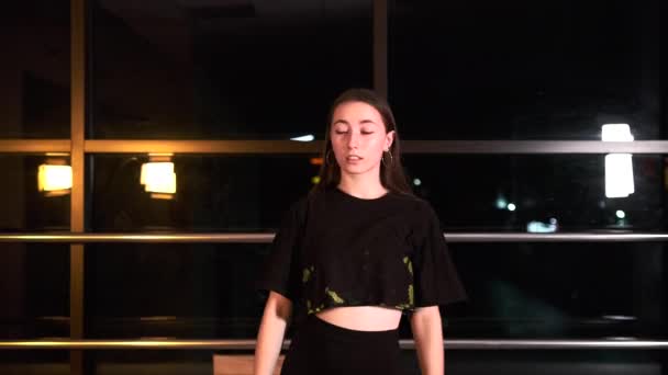 Mittlere Langzeitaufnahme Einer Jungen Plastikfrau Die Zeitgenössischen Freestyle Tanz Einem — Stockvideo